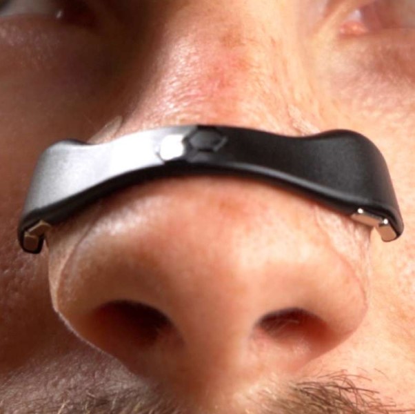 Magnetische neusstrip voor een betere slaap